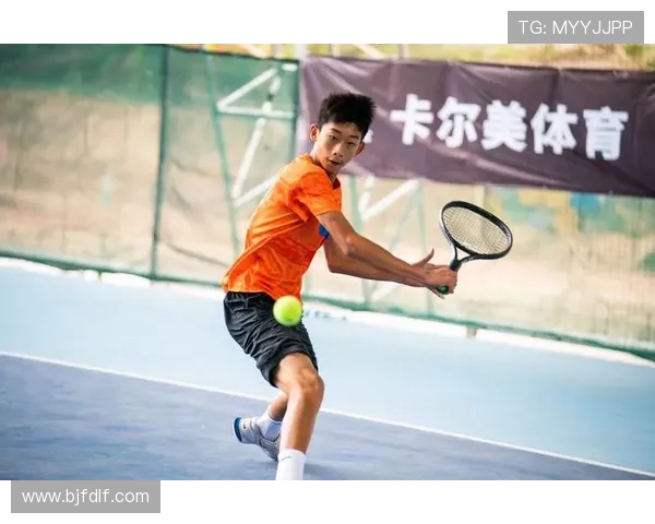 天津市青少年网球锦标赛精彩开赛 选手们奋力争夺冠军荣耀