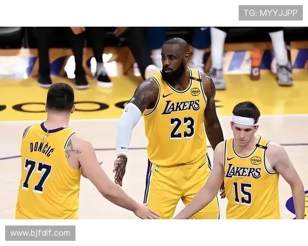 詹姆斯复出带队大胜勇士 湖人迎来新赛季首场胜利